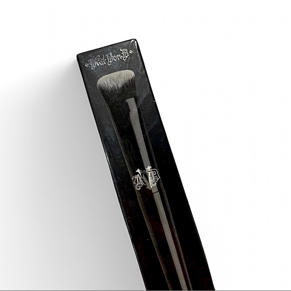 KVD Lock-It Concealer/ Foundation Brush